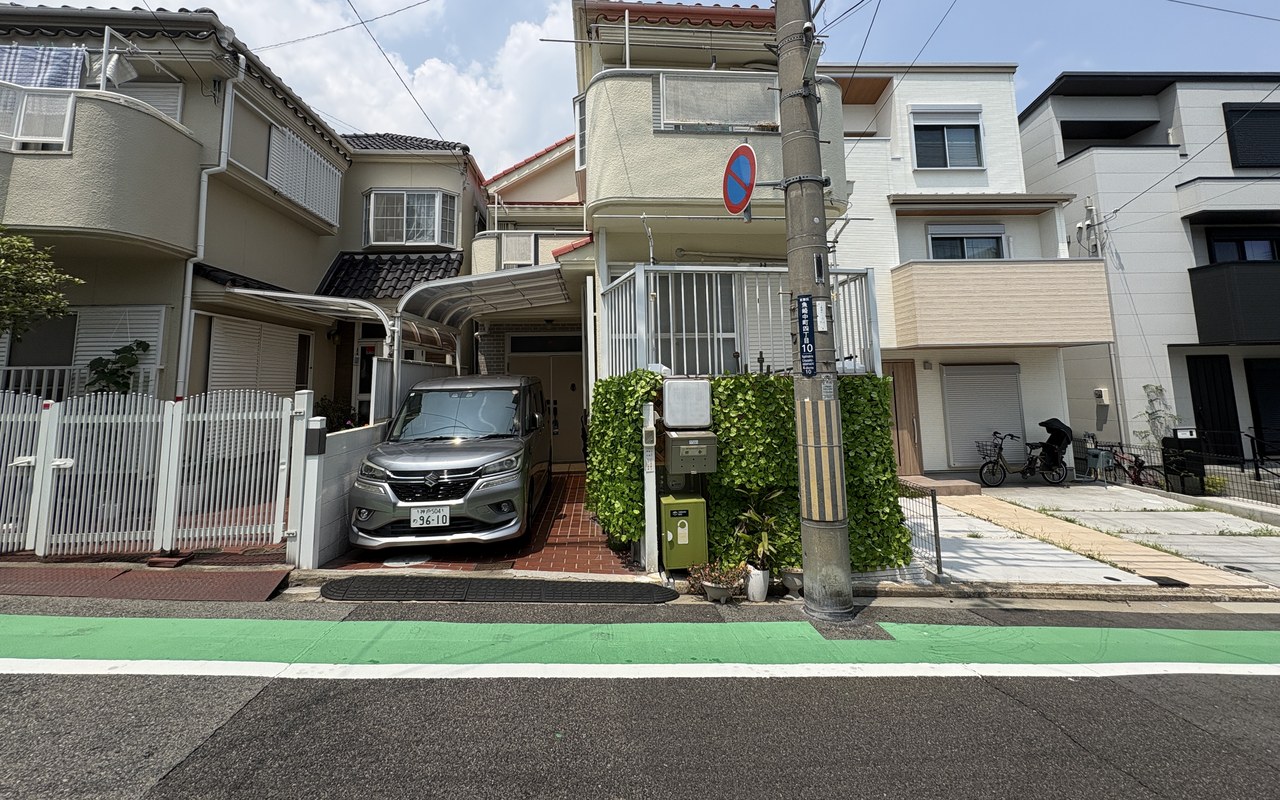 住宅地に建つ鍼灸達仁堂の外観。魚崎駅から徒歩3分